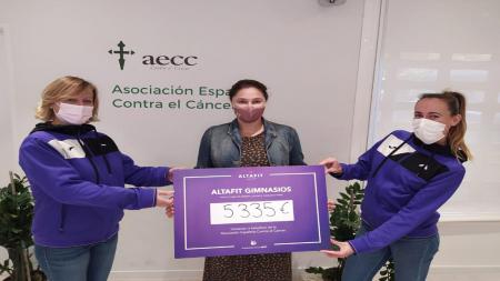 Gabriela Valle (centro) recibe de manera simbólica el donativo de Altafit Gym Club, a través de Rocío Gómez (izq.) y Laura García.