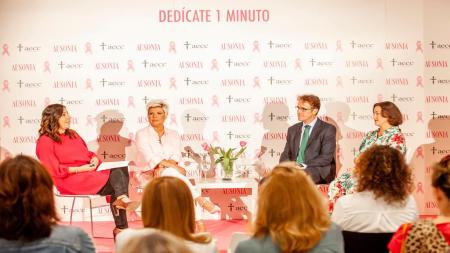 De izquierda a derecha, Puri Beltrán, Terelu Campos y los doctores Joaquín Arribas y Estíbaliz García