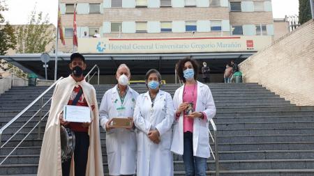 De izquierda a derecha, Jesús Lara, los volluntarios Jesús y Mari Carmen y Sonia García, a las puertas del hospital Gregorio Marañón de Madrid.
