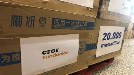 La Fundación CEOE entrega 20.000 mascarillas a AECC Madrid.