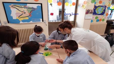 Ana Alcalde, en el colegio Concepcionistas de Madrid, en un taller de nanotecnología.
