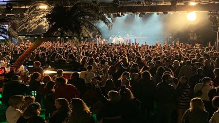 La Sala La Riviera acogió un nuevo concierto 'Destinados a ayudar'.