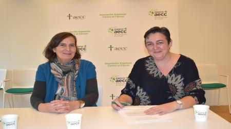 Isabel Bauluz, gerente de AECC Madrid (izq.), y Aurora Araújo, presidenta del Ilustre Colegio Profesional de Fisioterapeutas de la Comunidad de Madrid.