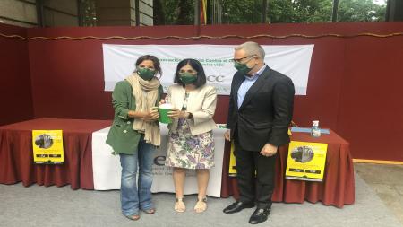 La ministra de Sanidad, Consumo y Bienestar Social, Carolina Darias, junto a Ramón Reyes y Laura Ruiz de Galarreta.