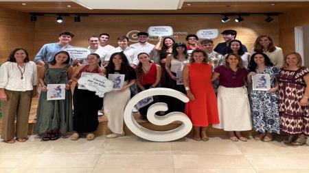 Los estudiantes de prácticas de laboratorio muestran sus diplomas.