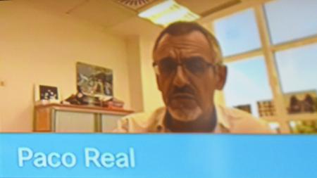 El doctor Francisco X. Real, presentando el proyecto por videoconferencia.