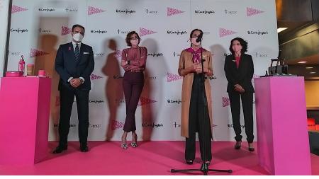 Laura Ruiz de Galarreta, presidenta de AECC Madrid, se dirige a los asistentes al acto de iluminación de la fachada del centro.