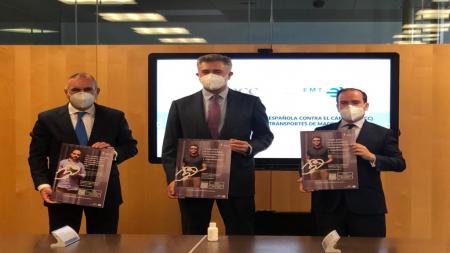 De izquiera a derecha, mostrando los carteles de la campaña de Cuestación 2020, Alfonso Sánchez, Jaime Salaverri y Francisco de Borja Carabante.