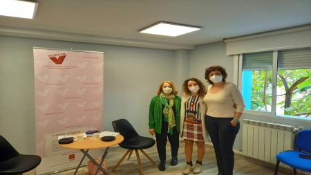 De izquierda a derecha, Susana, voluntaria de la AECC, Mª Ángeles Altozano y María Salvador, en la sede de FEVOCAM.