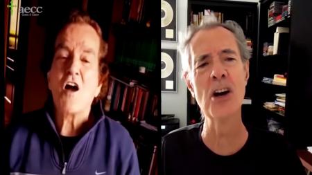 Manolo y Ramón, Dúo Dinámico, cantan 'Resistiré'.