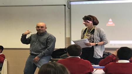 Los psicólogos César Benegas y Cristina Sanz, en un 'escape' en el colegio Montesclaros de Cerceda, en febrero de 2019.