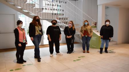 María Pilar Gallego (c. izq.) y Ana Guerrero, en el centro, escoltadas desde la izquierda por las trabajadoras sociales Paloma Sanz, Marta Escudero, Mercedes de la Peña y Patricia Vigara en la sede de AECC Madrid.
