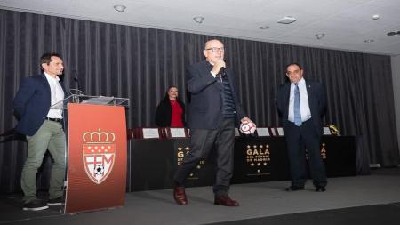 Javier Prado, vicepresidente de AECC Madrid, se dirige a la familia del fútbol madrileño.