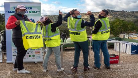 Los campeones celebran el triunfo en el XI Torneo solidario 'Amigos del Golf'.