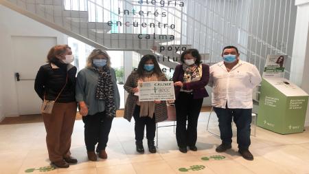 De izquierda a derecha, Carmen Galatas, Gloria de Blas, Ada López, Isabel Bauluz y el alcalde Jaime Peral, posando junto al simbólico cheque con el donativo de la marcha.
