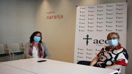 Mª Belén Martínez (dcha.), junto a la gerente de AECC Madrid, Isabel Bauluz, durante el encuentro.