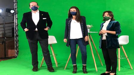 La presidenta de AECC Madrid, Laura Ruiz de Galarreta (dcha.), junto a la atleta y paciente Beatriz Morillo y al presentador MIchi Primo de Rivera.