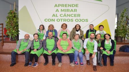 El chef Valentín Garal posa con los asistentes a una de sus sesiones