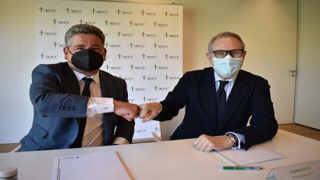 Miguel Ángel López, CEO de Siemens (izq.), y Ramón Reyes, presidente de la AECC, se saludan tras el acuerdo.