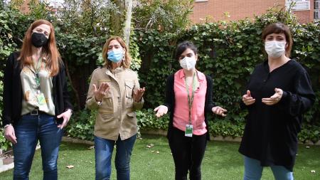 Cuatro trabajadoras sociales de AECC Madrid, en pleno rodaje de un vídeo conmemorativo de su Día Mundial.