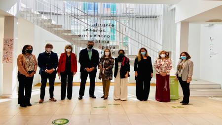 De izquierda a derecha, Isabel Bauluz, Alberto Tomé, Elvira Velasco, Jaime Salaverri, Ana Pastor, Laura Ruiz de Galarreta, Ana Dávila-Ponce de León, María José Meniz y Ana González, en la sede de AECC Madrid.