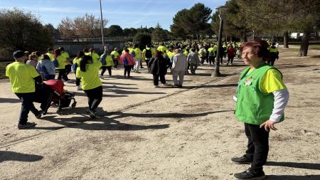 Una voluntaria, testigo del paso de los más de 2.500 participantes en la IV Marcha Pinto contra el Cáncer Infantil.
