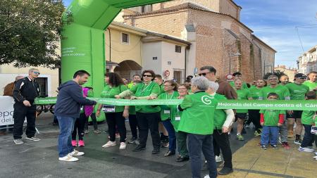 El alcalde de Mejorada del Campo, Jorge Capa, cortando la cinta de la marcha.