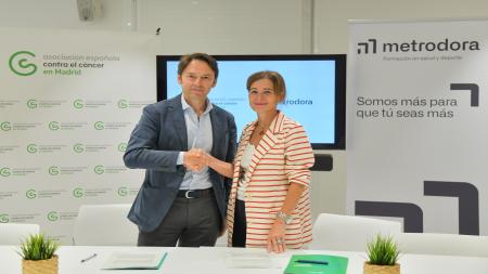Héctor Martínez, CEO de Metrodora, y Laura Ruiz de Galarreta, presidenta de la Asociación Española Contra el Cáncer en Madrid.