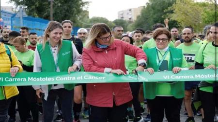 La alcaldesa de Móstoles, Noelia Posee, cortando la cinta de salida.