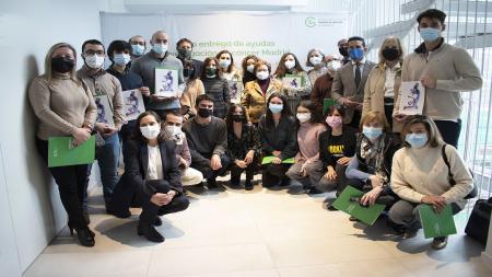 Investigadores posan con sus ayudas en la sede de la Asociación Contra el Cáncer en Madrid.