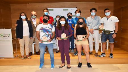Los premiados posan con sus trofeos en el salón de actos del Espacio AECC Madrid.