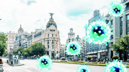 La calle de Alcalá de Madrid desierta de viandantes (fotocomposición).