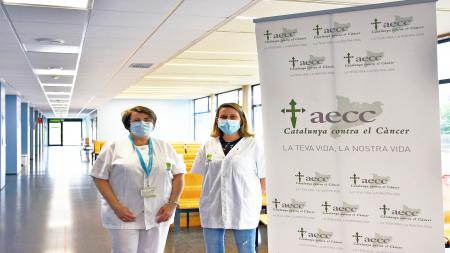  Maria Rams, de la área de Enfermería en Consultas Externas del Hospital de Blanes y Cristina Pallarols, fisioterapeuta de la AECC Girona.