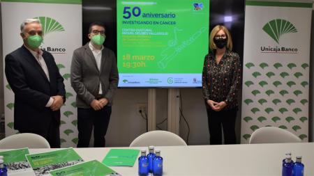 Artemio Domínguez, presidente de la Asociación en Valladolid, Dr. Javier Robles, investigador y Mª José Rivera , Relaciones Institucionales de UNICAJA BANCO