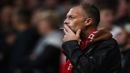 Aficionado fumando durante un partido