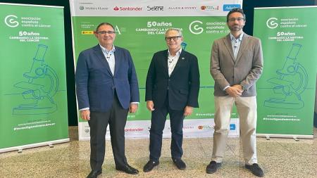 De izda. a dcha.: Félix Palomero, director técnico de la OCNE, Ramón Reyes, presidente de la Asociación Española Contra el Cáncer y Guillermo de Cárcer, investigador con una Ayuda de la Asociación