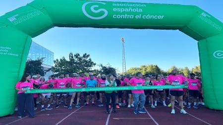 Corte de cinta de la IX Carrera Móstoles En Marcha contra el Cáncer, con el alcalde Manuel Bautista en el centro.