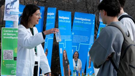 Una investigadora voluntaria de la Asociación, atiende el taller llevado a cabo  en 2025.