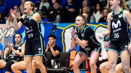 El símbolo en las camisetas del equipo femenino del CB Estudiantes.