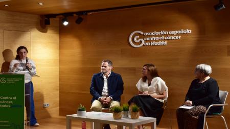 Dra. María Salazar (izq.), presentando el acto ante los doctores Pérez Segura y Marta Puyol (2ª dcha.) y la paciente Yolanda.