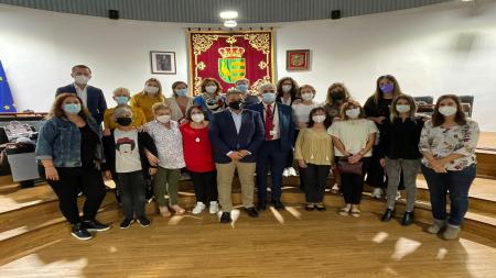 El alcalde de Parla, Ramón Jurado, recibe a las peregrinas.