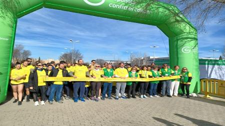 Corte de cinta, con el alcalde, Salomón Aguado, la presidenta de la Asociación local, Pilar González, ambos en el centro, entre otros.