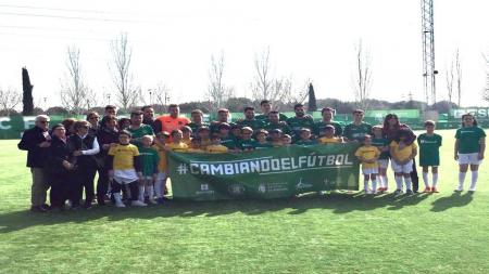 Los equipos posan con la pancarta conmemorativa del reto.