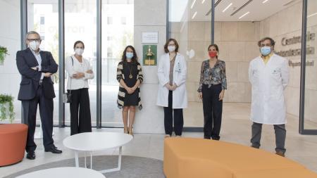 De izquierda a derecha, Ramón Reyes, Ana Plaza, Marta Cremades, Carme Ares, Laura Ruiz de Galarreta y Alejandro Mazal, en la inauguración de la campana entregada por la AECC. 