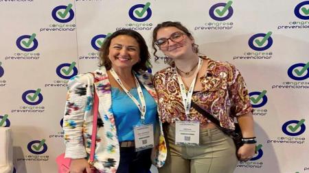 La Dra. Estíbaliz García (izq.) y la psicóloga Cecilia Díaz-Estébanez, juntas en Prevencionar 2023.