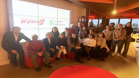 Profesionales y patronos de la Fundación Pryconsa posan junto a las representantes de la Asociación Española Contra el Cáncer.