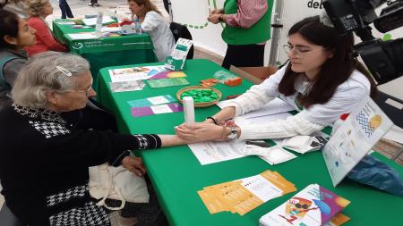 Prueba para conocer el fototipo de piel en la carpa informativa situada en Palma.