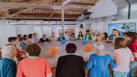 Participantes y voluntarios en la inauguración del III Congreso en 2022.