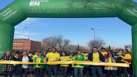 El alcalde de Pinto, Juan Diego Ortiz, cortó la cinta de salida de la primera Marcha Contra el Cáncer Infantil de la localidad.