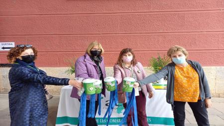 Voluntarias en una de las mesas petitorias de Girona